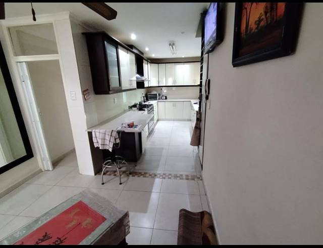 5 BEDROOM HOUSE FOR SALE IN UMHLANGA CENTRAL